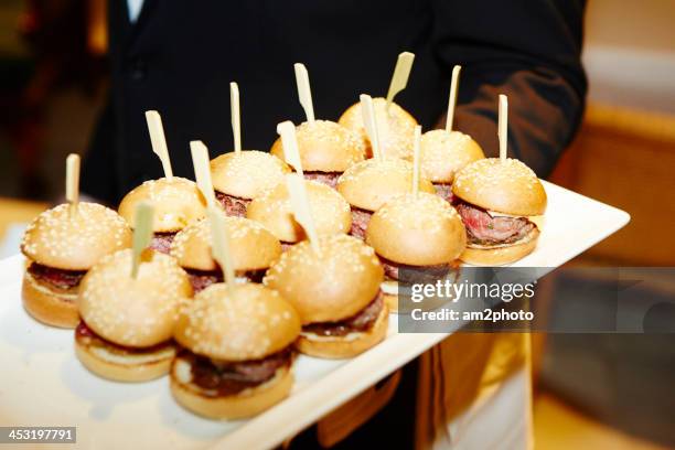 mini hamburguers - little burger fotografías e imágenes de stock