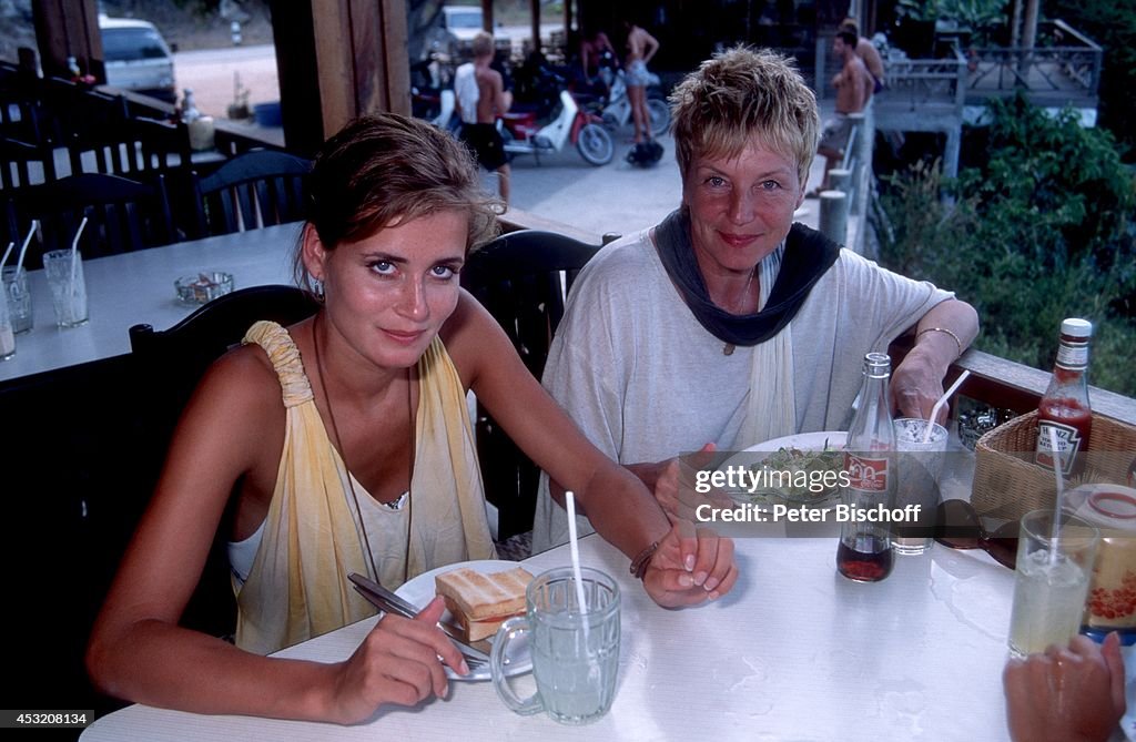 Anja Kling mit Mutter Margarita Kling am am Rande der Dreharbeiten