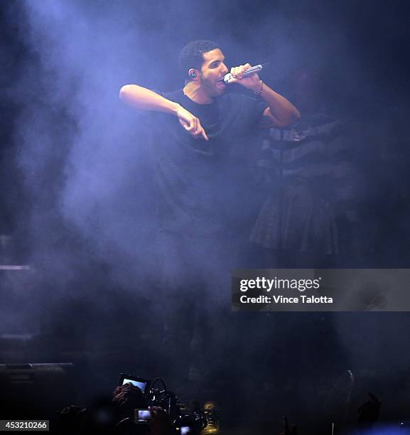 Drake Musical Performance 500 Drake In Concert Toronto On Stock Photos, High-Res Pictures, and ...