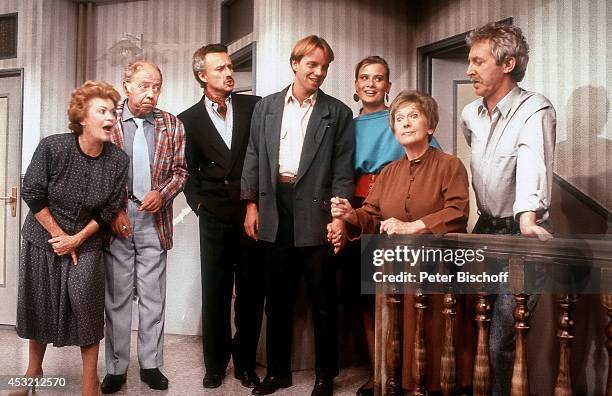 Ursula Borsodi, Eduard Linkers, Michael Lindner, Jenny Jürgens, Erni Singerl und weitere Darsteller im Theaterstück "Tratsch im Treppenhaus" am im...