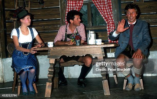 Karin Braun, Hansi Kraus, Friedrich Wiedmer im Theaterstück "Glück auf der Alm" am in München, Deutschland.