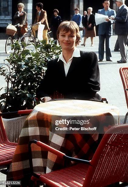 Ilona Grübel in 20-teiliger ARD/ORF-Serie "In bester Gesellschaft" am in Como am Comer See, Italien.