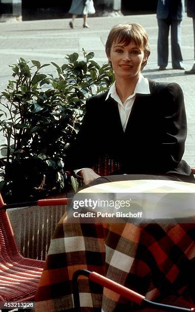 Ilona Grübel in 20-teiliger ARD/ORF-Serie "In bester Gesellschaft" am in Como am Comer See, Italien.