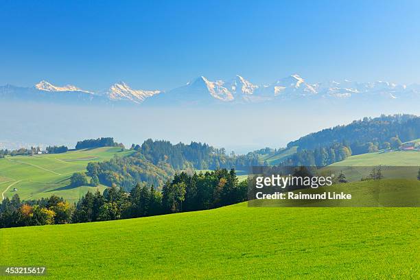 countryside prealps - eiger mönch jungfrau stockfoto's en -beelden