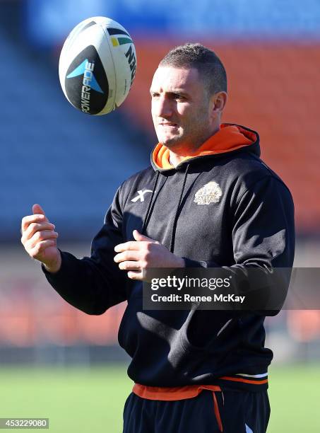 Robbie Farah catches the ball during a Wests Tigers NRL training session at Concord Oval on August 6, 2014 in Sydney, Australia.