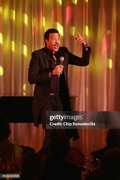 American singer Lionel Richie performes 'Easy' during a dinner on the occassion of the U.S.-Africa Leaders Summit on the South Lawn of the White...
