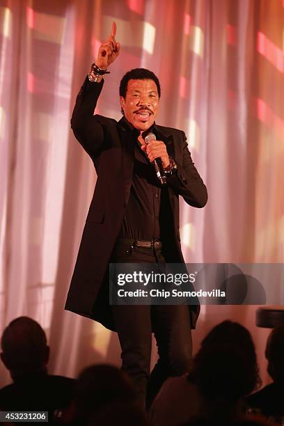 American singer Lionel Richie performes 'Easy' during a dinner on the occassion of the U.S.-Africa Leaders Summit on the South Lawn of the White...