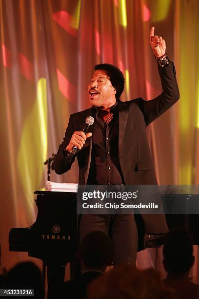 American singer Lionel Richie performes 'Easy' during a dinner on the occassion of the U.S.-Africa Leaders Summit on the South Lawn of the White...