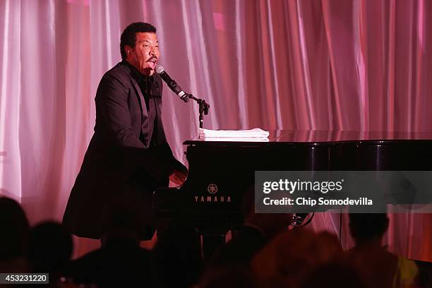 American singer Lionel Richie performes 'Easy' during a dinner on the occassion of the U.S.-Africa Leaders Summit on the South Lawn of the White...