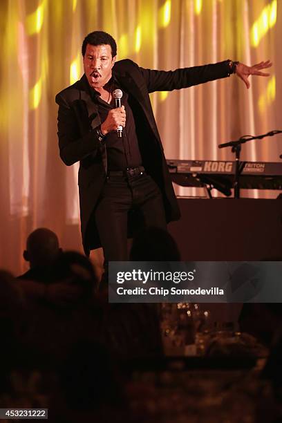 American singer Lionel Richie performes 'Easy' during a dinner on the occassion of the U.S.-Africa Leaders Summit on the South Lawn of the White...