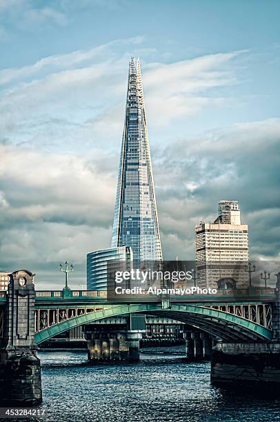 the shard wolkenkratzer in london, uk-iii - entsättigt stock-fotos und bilder