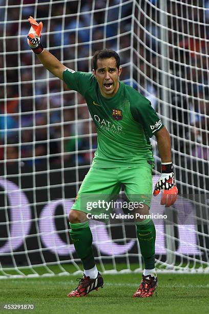 Claudio Bravo of FC Barcelona issues instructions during the pre-season friendly match between FC Barcelona and SSC Napoli on August 6, 2014 in...