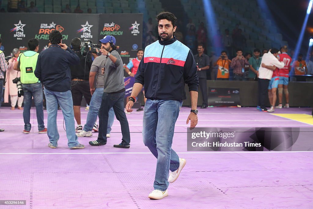 Abhishek Bachchan Cheers For His Team Jaipur Pink Panthers