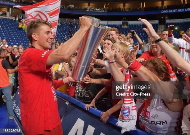 Steffen Hamann mit dem Pokal bei den Fans nach Spiel 4 der Beko BBL playoffs zwischen Alba Berlin und FC Bayern München.