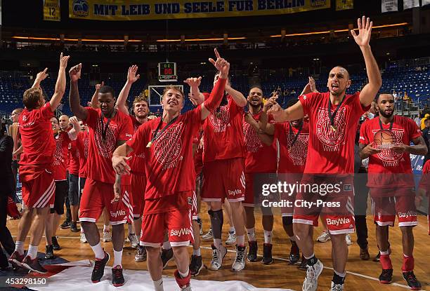 Bayern Team feiert den Sieg nach Spiel 4 der Beko BBL playoffs zwischen Alba Berlin und FC Bayern München.