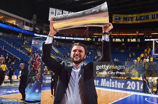 Marko Pesic mit dem Pokal nach Spiel 4 der Beko BBL playoffs zwischen Alba Berlin und FC Bayern München.