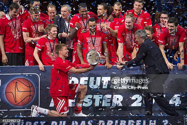 Steffen Hamann und Svetislav Pesic mit dem Pokal mit FC Bayern Team im Hintergrund nach Spiel 4 der Beko BBL playoffs zwischen Alba Berlin und FC...