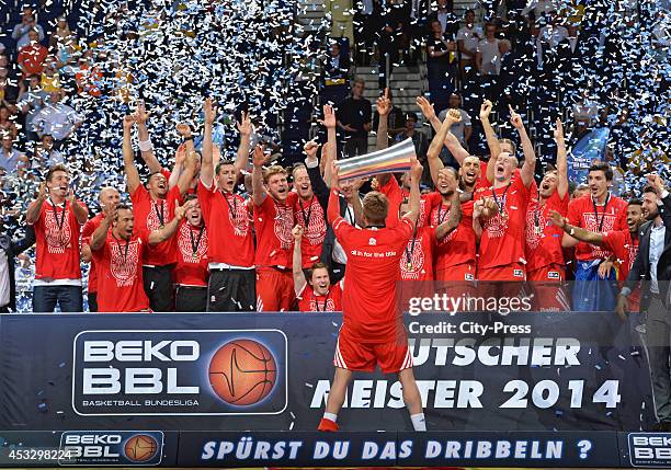 Steffen Hamann mit dem Pokal mit FC Bayern Team im Hintergrund nach Spiel 4 der Beko BBL playoffs zwischen Alba Berlin und FC Bayern München.