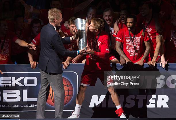 Jan Pommer überreicht den Meisterschaftspokal an Steffen Hamann nach Spiel 4 der Beko BBL playoffs zwischen Alba Berlin und FC Bayern München.