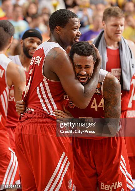 Deon Thompson und Bryce Taylor feiern den Meisterschaftssieg nach Spiel 4 der Beko BBL playoffs zwischen Alba Berlin und FC Bayern München.