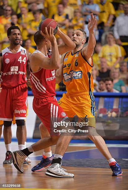 Sven Schultze verteidigt während Spiel 4 der Beko BBL playoffs zwischen Alba Berlin und FC Bayern München.