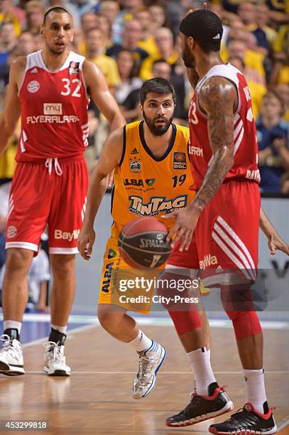 Vojdan Stojanovski verteidigt während Spiel 4 der Beko BBL playoffs zwischen Alba Berlin und FC Bayern München.