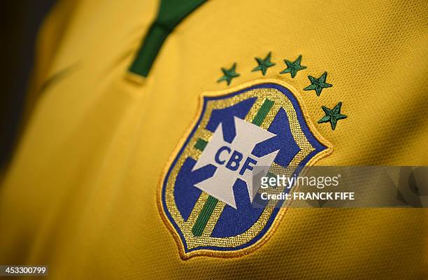 Picture taken on December 3, 2013 in Paris, shows the new jersey of Brazil national football team. AFP PHOTO / FRANCK FIFE