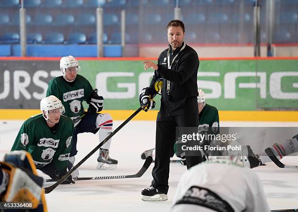 Jeff Tomlinson talks to the players during the first trainings session on july 28, 2014 in Berlin, Germany.