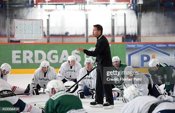 Jeff Tomlinson talks to the players during the first trainings session on july 28, 2014 in Berlin, Germany.