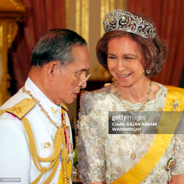 Queen Sofia of Spain talks with Thai King Bhumibol Adulyadej while presenting him with the Toison de Oro Award at the Royal Palace in Bangkok, 13...