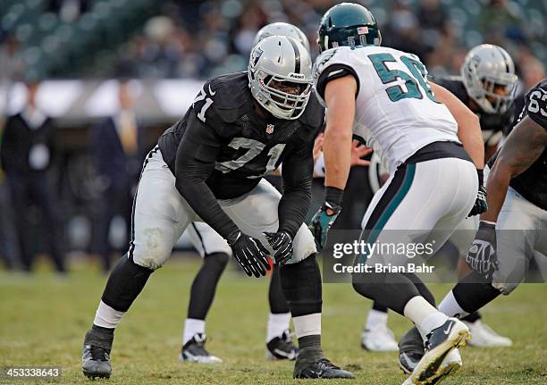 Tackle Menelik Watson of the Oakland Raiders prepares to block linebacker Casey Matthews of the Philadelphia Eagles in the fourth quarter on November...