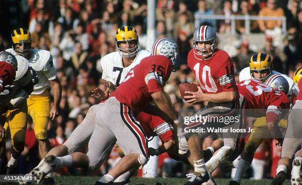 Ohio State QB Rex Kern in action vs Michigan at Ohio Stadium. Columbus, OH CREDIT: Walter Iooss Jr.