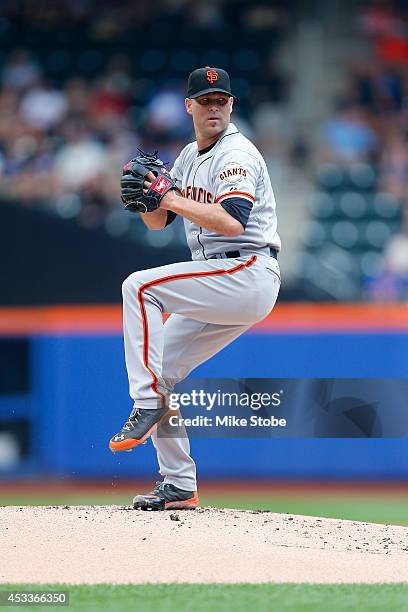 Tim Hudson of the San Francisco Giants pitches against the New York Mets at Citi Field on August 4, 2014 in the Flushing neighborhood of the Queens...