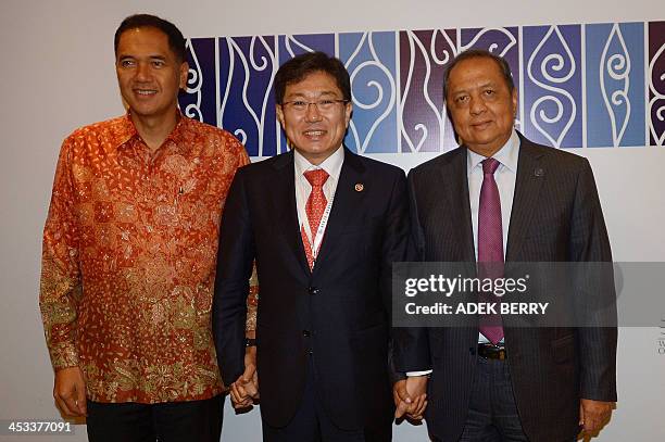 South Korean Trade Minister Yoon Sang-Jick , Indonesia's Trade Minister Gita Wirjawan and Indonesia's Industry Minister M.S. Hidayat pose for a...