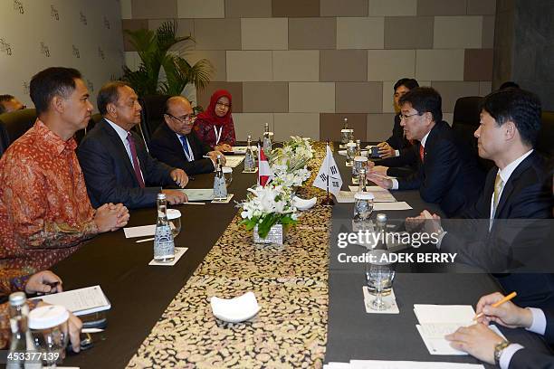 South Korean Trade Minister Yoon Sang-Jick talks to Indonesia's Trade Minister Gita Wirjawan and Industry Minister M.S. Hidayat during a bilateral...