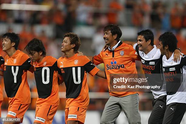 Shimizu S-Pulse head coach Katsumi Oenoki , players and staffs celebrate the win after the J. League match between Shimizu S-Pulse and Tokushima...