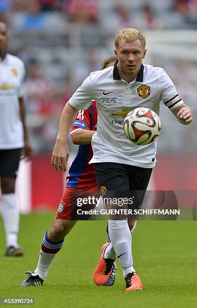 Manchester United's Paul Scholes runs with the ball during an All-Star game of the FC Bayern AllStars vs the Manchester United Legends at the Allianz...