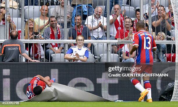 Bayern Munich's Brazilian striker Giovane Elber celebrates his goal and wraps himself in a carpet as his teammate Paulo Sergio looks on during an...