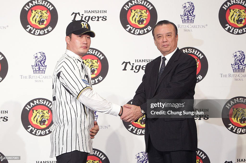 South Korean Pitcher Oh Seung-Hwan Signs With Hanshin Tigers of Japan