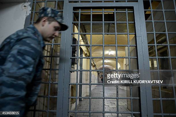 Guard stands in a passage of the notorious Butyrka remand prison in Moscow, on December 4, 2013. AFP PHOTO / KIRILL KUDRYAVTSEV
