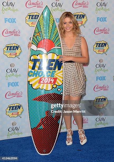 Actress Sasha Pieterse poses with the Choice TV Drama award for "Pretty Little Liars" in the press room during FOX's 2014 Teen Choice Awards at The...