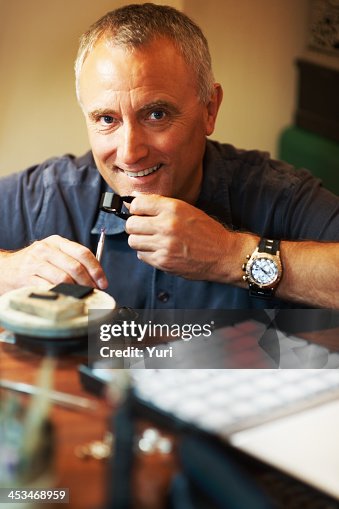 Jeweler verificar jóias em oficina Jeweler verificar jóias em oficina