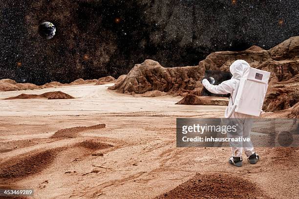 astronauta estudar mapa em marte ou a lua - space man on mars imagens e fotografias de stock