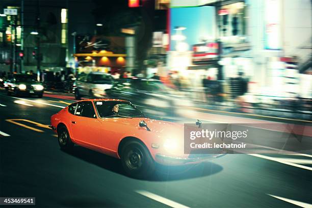 tokyo nightrace in einem oldtimer sportscar - verfolgen stock-fotos und bilder