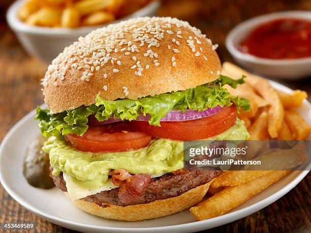 die guacamole bacon burger - bacon cheeseburger stock-fotos und bilder