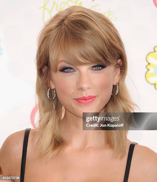 Singer Taylor Swift arrives at the 2014 Teen Choice Awards at The Shrine Auditorium on August 10, 2014 in Los Angeles, California.