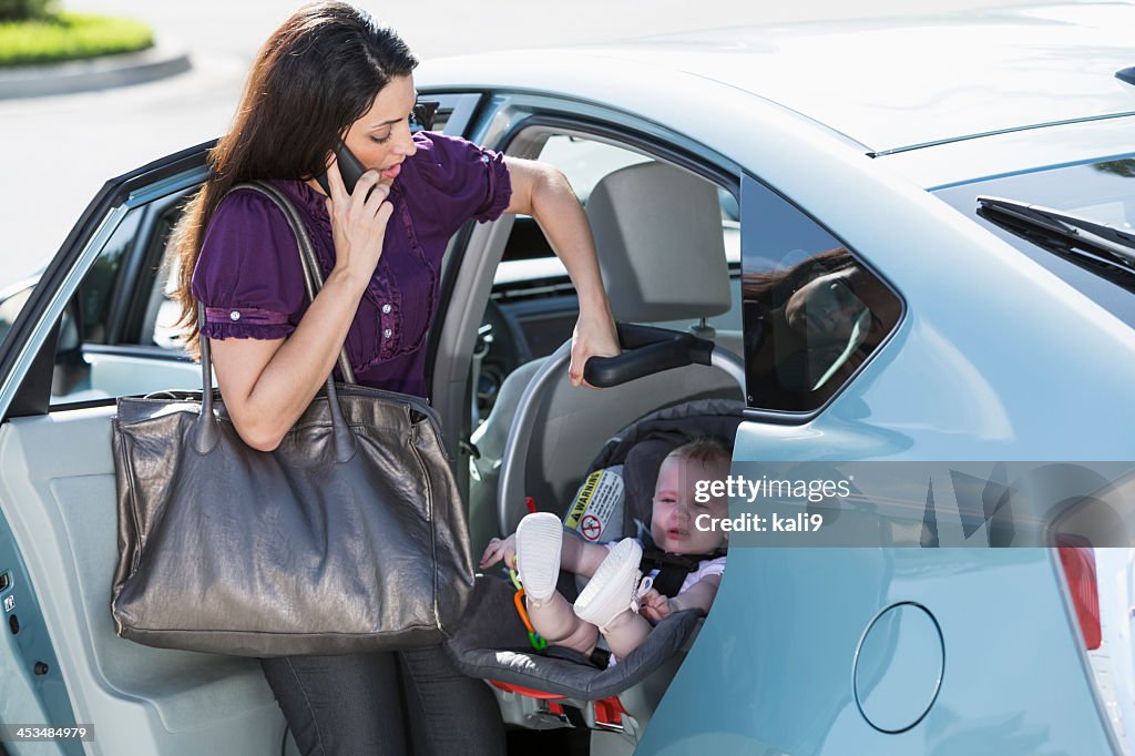 Frau Reisen mit baby auf Telefon