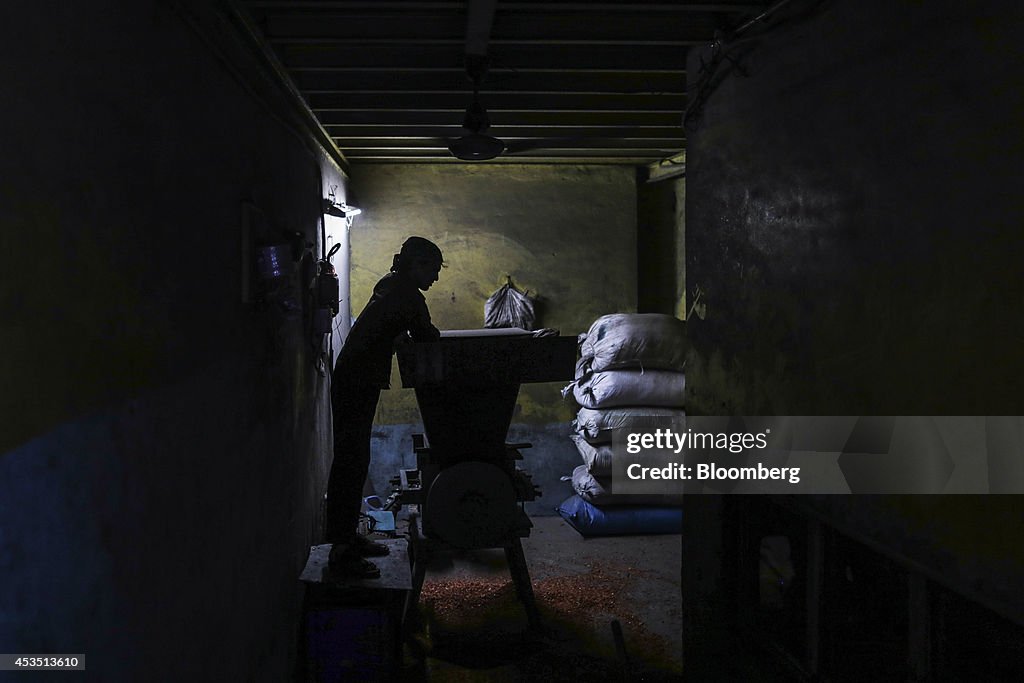 Images Of General Economy In Dharavi Slum As India Finance Minister Jaitley Backs RBI Governor Rajan's Inflation Fight