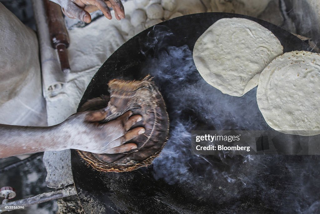 Images Of General Economy In Dharavi Slum As India Finance Minister Jaitley Backs RBI Governor Rajan's Inflation Fight