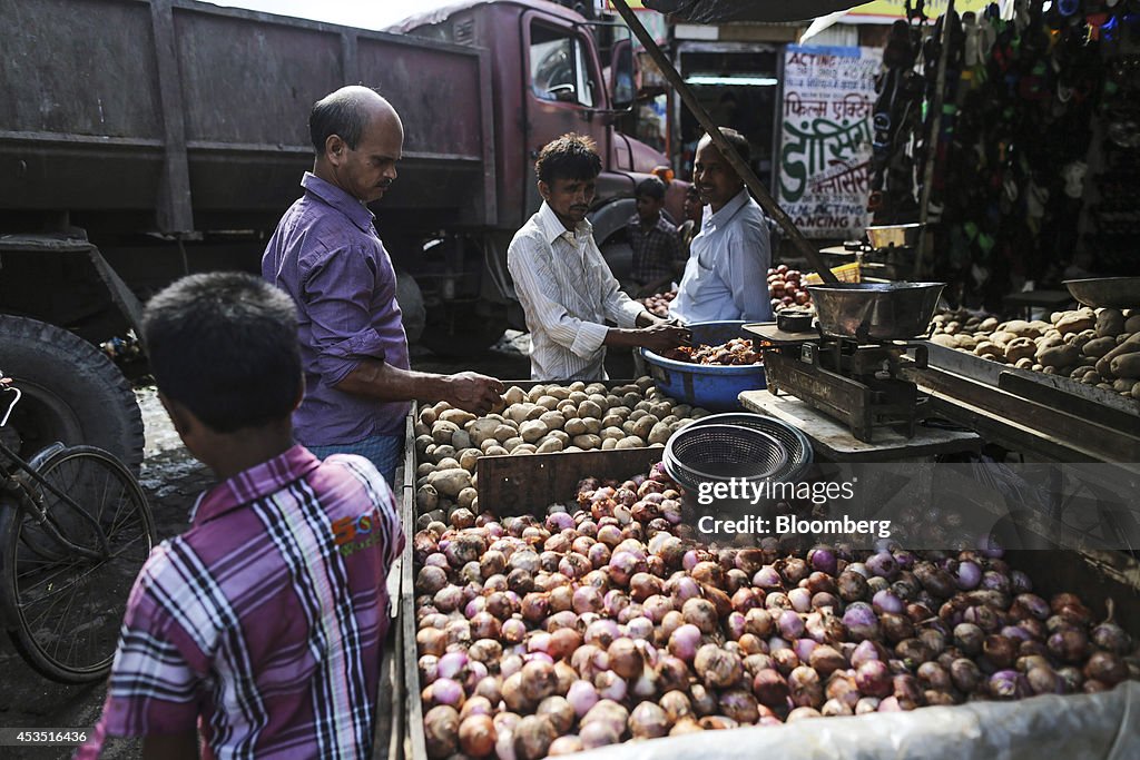 Images Of General Economy In Dharavi Slum As India Finance Minister Jaitley Backs RBI Governor Rajan's Inflation Fight